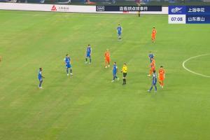 刘洋投诉马纳法禁区内手球,VAR介入后麦麦提江示意没有犯规